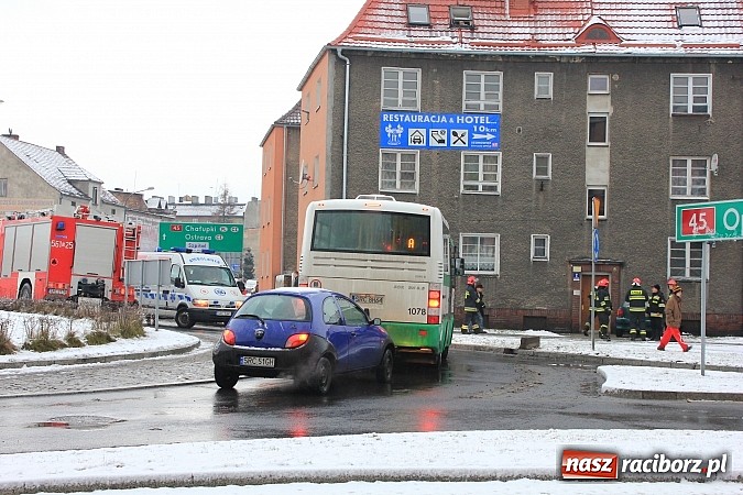 Zdjęcie w galerii na portalu naszraciborz.pl: Wypadek na rondzie Solidarności wiadomości z regionu