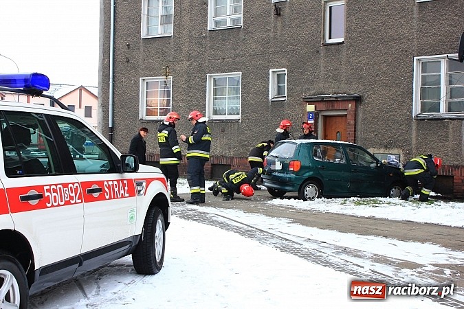 Zdjęcie w galerii na portalu naszraciborz.pl: Wypadek na rondzie Solidarności wiadomości z regionu