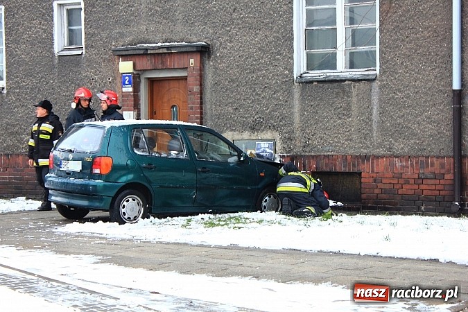 Zdjęcie w galerii na portalu naszraciborz.pl: Wypadek na rondzie Solidarności wiadomości z regionu