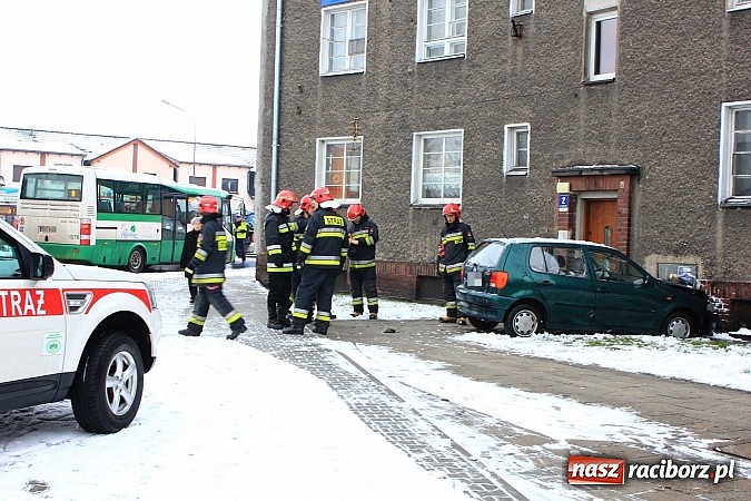 Zdjęcie w galerii na portalu naszraciborz.pl: Wypadek na rondzie Solidarności wiadomości z regionu