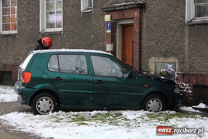 Zdjęcie w galerii na portalu naszraciborz.pl: Wypadek na rondzie Solidarności wiadomości z regionu