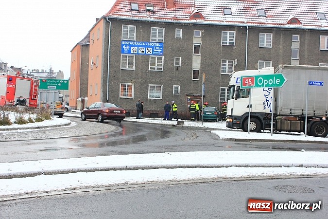 Zdjęcie w galerii na portalu naszraciborz.pl: Wypadek na rondzie Solidarności wiadomości z regionu