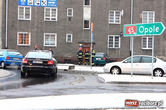 Zdjęcie w galerii na portalu naszraciborz.pl: Wypadek na rondzie Solidarności wiadomości z regionu