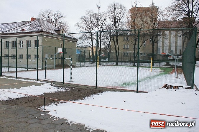 Zdjęcie w galerii na portalu naszraciborz.pl: Ekonomik: Budowa boiska z opóźnieniami wiadomości z regionu