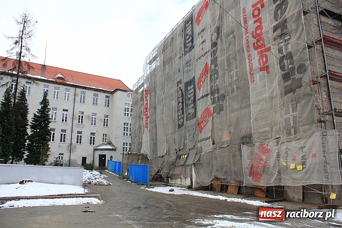 Zdjęcie w galerii na portalu naszraciborz.pl: Ekonomik: Budowa boiska z opóźnieniami wiadomości z regionu