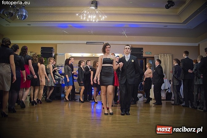 Zdjęcie w galerii na portalu naszraciborz.pl: Ona tańczy dla mnie... dwie klasy Mechanika bawiły się w Bravo wiadomości z regionu