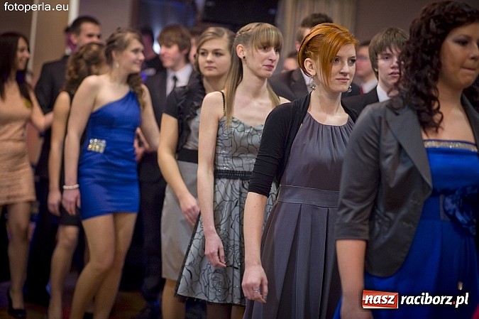 Zdjęcie w galerii na portalu naszraciborz.pl: Ona tańczy dla mnie... dwie klasy Mechanika bawiły się w Bravo wiadomości z regionu