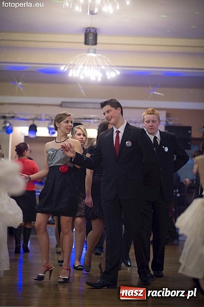 Zdjęcie w galerii na portalu naszraciborz.pl: Ona tańczy dla mnie... dwie klasy Mechanika bawiły się w Bravo wiadomości z regionu