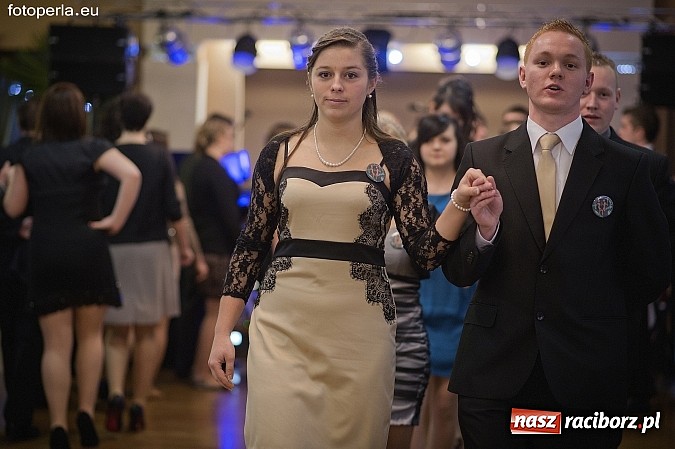 Zdjęcie w galerii na portalu naszraciborz.pl: Ona tańczy dla mnie... dwie klasy Mechanika bawiły się w Bravo wiadomości z regionu