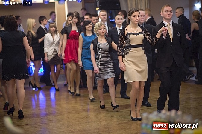 Zdjęcie w galerii na portalu naszraciborz.pl: Ona tańczy dla mnie... dwie klasy Mechanika bawiły się w Bravo wiadomości z regionu