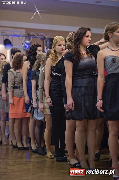 Zdjęcie w galerii na portalu naszraciborz.pl: Ona tańczy dla mnie... dwie klasy Mechanika bawiły się w Bravo wiadomości z regionu