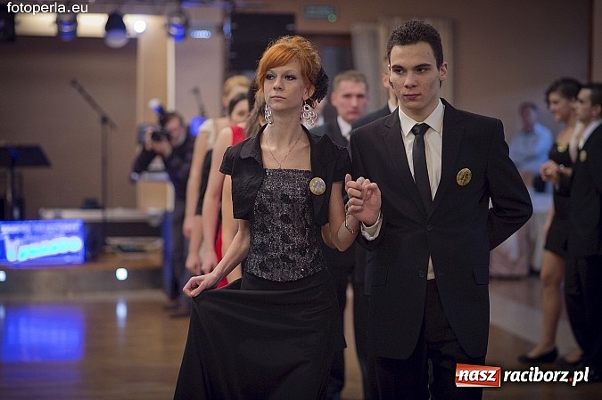 Zdjęcie w galerii na portalu naszraciborz.pl: Ona tańczy dla mnie... dwie klasy Mechanika bawiły się w Bravo wiadomości z regionu