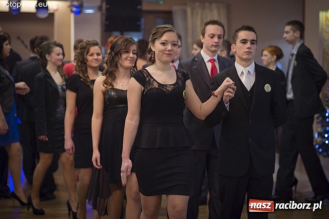 Zdjęcie w galerii na portalu naszraciborz.pl: Ona tańczy dla mnie... dwie klasy Mechanika bawiły się w Bravo wiadomości z regionu