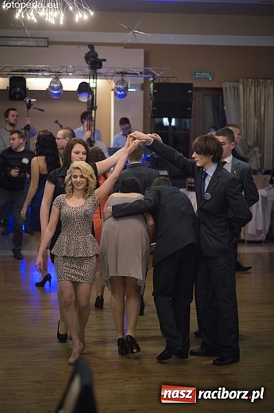 Zdjęcie w galerii na portalu naszraciborz.pl: Ona tańczy dla mnie... dwie klasy Mechanika bawiły się w Bravo wiadomości z regionu