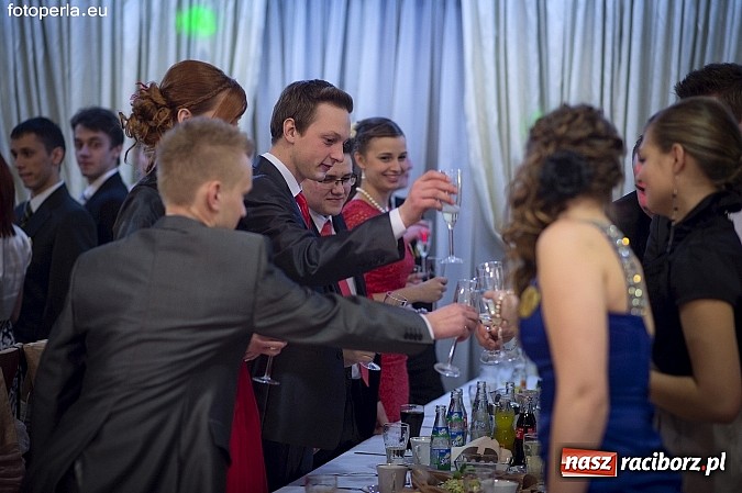 Zdjęcie w galerii na portalu naszraciborz.pl: Ona tańczy dla mnie... dwie klasy Mechanika bawiły się w Bravo wiadomości z regionu