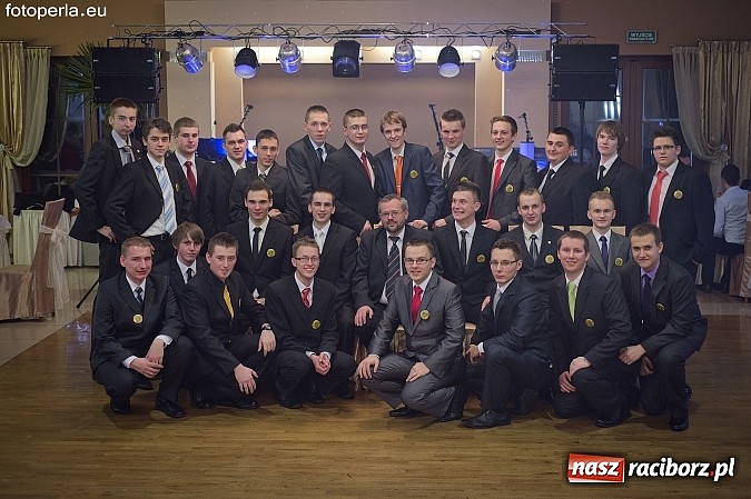 Zdjęcie w galerii na portalu naszraciborz.pl: Ona tańczy dla mnie... dwie klasy Mechanika bawiły się w Bravo wiadomości z regionu