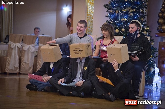 Zdjęcie w galerii na portalu naszraciborz.pl: Ona tańczy dla mnie... dwie klasy Mechanika bawiły się w Bravo wiadomości z regionu