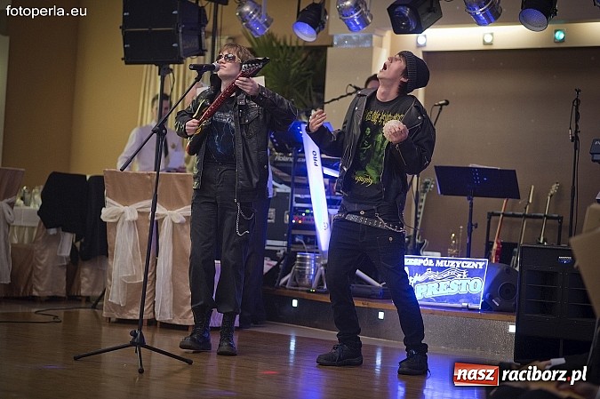 Zdjęcie w galerii na portalu naszraciborz.pl: Ona tańczy dla mnie... dwie klasy Mechanika bawiły się w Bravo wiadomości z regionu