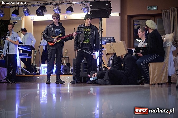 Zdjęcie w galerii na portalu naszraciborz.pl: Ona tańczy dla mnie... dwie klasy Mechanika bawiły się w Bravo wiadomości z regionu