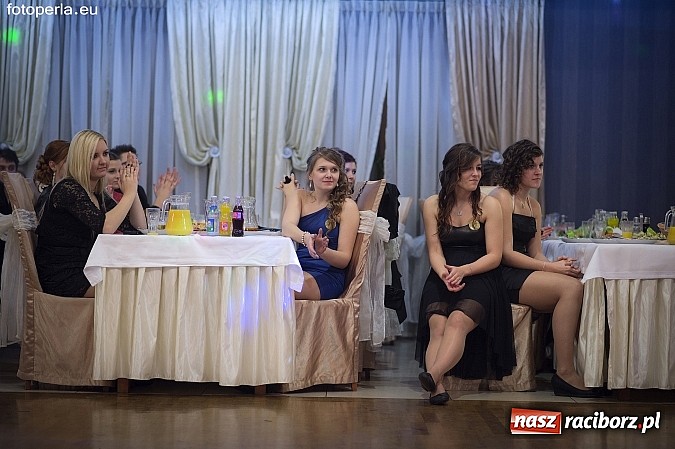 Zdjęcie w galerii na portalu naszraciborz.pl: Ona tańczy dla mnie... dwie klasy Mechanika bawiły się w Bravo wiadomości z regionu