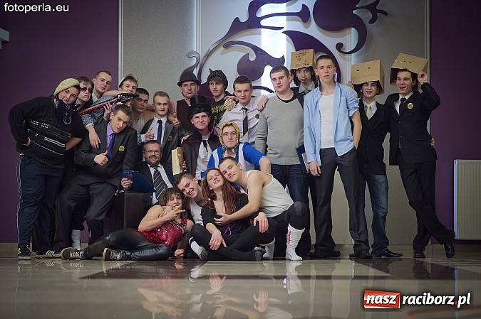 Zdjęcie w galerii na portalu naszraciborz.pl: Ona tańczy dla mnie... dwie klasy Mechanika bawiły się w Bravo wiadomości z regionu