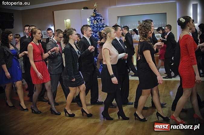 Zdjęcie w galerii na portalu naszraciborz.pl: Ona tańczy dla mnie... dwie klasy Mechanika bawiły się w Bravo wiadomości z regionu