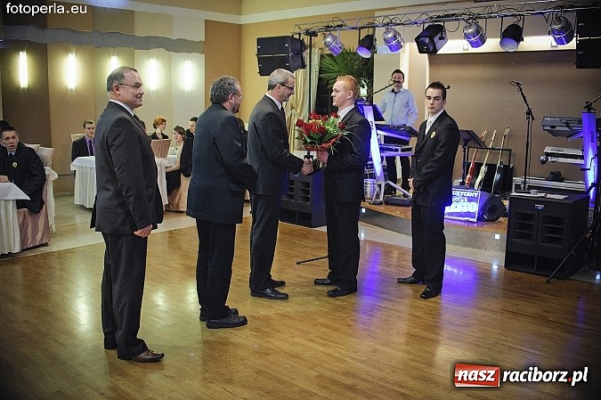 Zdjęcie w galerii na portalu naszraciborz.pl: Ona tańczy dla mnie... dwie klasy Mechanika bawiły się w Bravo wiadomości z regionu