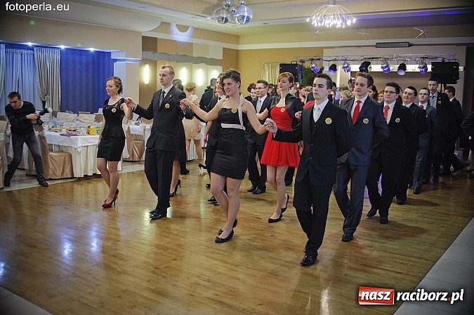 Zdjęcie w galerii na portalu naszraciborz.pl: Ona tańczy dla mnie... dwie klasy Mechanika bawiły się w Bravo wiadomości z regionu