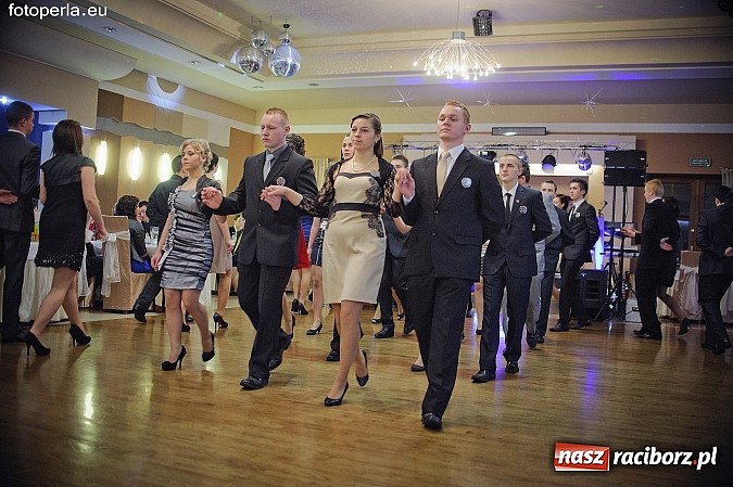 Zdjęcie w galerii na portalu naszraciborz.pl: Ona tańczy dla mnie... dwie klasy Mechanika bawiły się w Bravo wiadomości z regionu