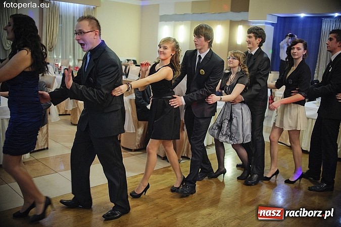 Zdjęcie w galerii na portalu naszraciborz.pl: Ona tańczy dla mnie... dwie klasy Mechanika bawiły się w Bravo wiadomości z regionu