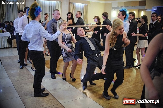 Zdjęcie w galerii na portalu naszraciborz.pl: Ona tańczy dla mnie... dwie klasy Mechanika bawiły się w Bravo wiadomości z regionu