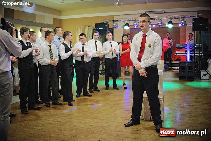 Zdjęcie w galerii na portalu naszraciborz.pl: Ona tańczy dla mnie... dwie klasy Mechanika bawiły się w Bravo wiadomości z regionu