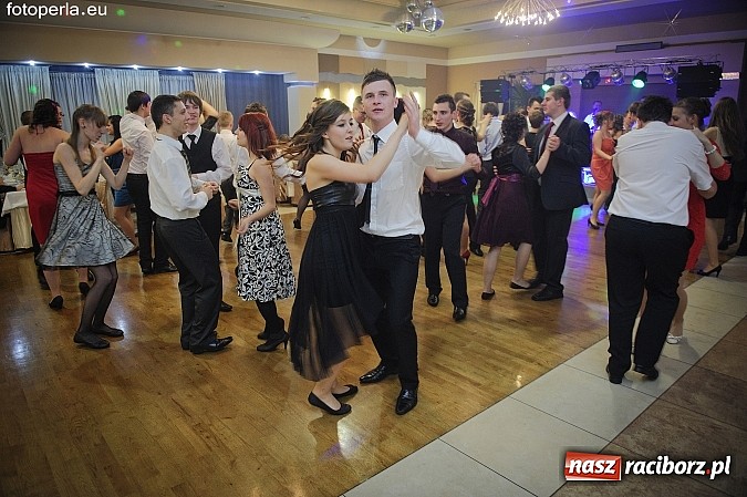 Zdjęcie w galerii na portalu naszraciborz.pl: Ona tańczy dla mnie... dwie klasy Mechanika bawiły się w Bravo wiadomości z regionu