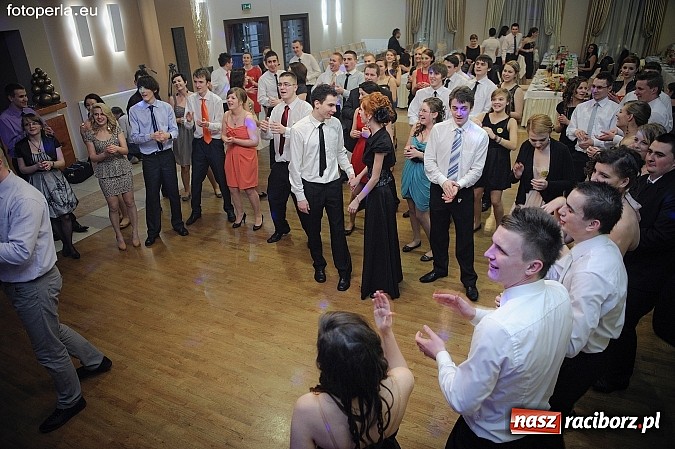 Zdjęcie w galerii na portalu naszraciborz.pl: Ona tańczy dla mnie... dwie klasy Mechanika bawiły się w Bravo wiadomości z regionu