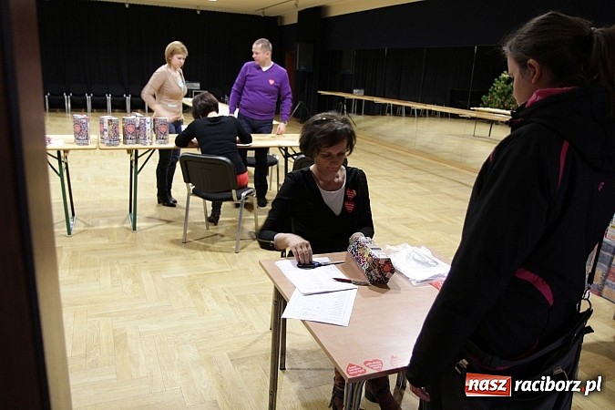 Zdjęcie w galerii na portalu naszraciborz.pl: Drengowie i strażacy na raciborskim rynku wiadomości z regionu