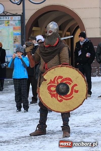 Zdjęcie w galerii na portalu naszraciborz.pl: Drengowie i strażacy na raciborskim rynku wiadomości z regionu