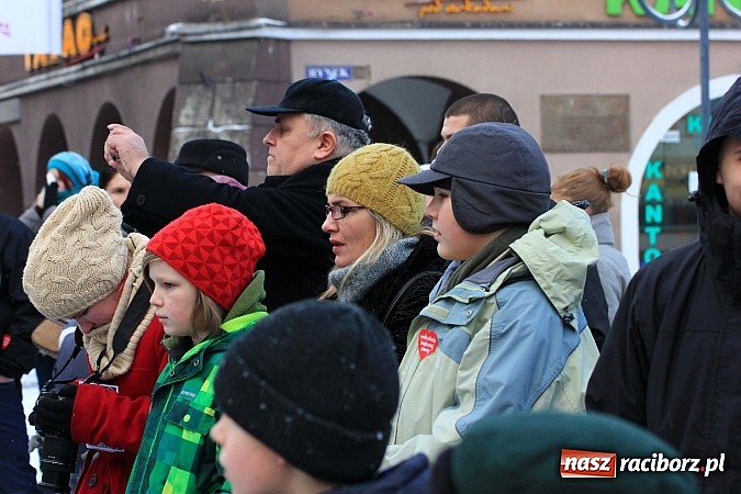 Zdjęcie w galerii na portalu naszraciborz.pl: Drengowie i strażacy na raciborskim rynku wiadomości z regionu