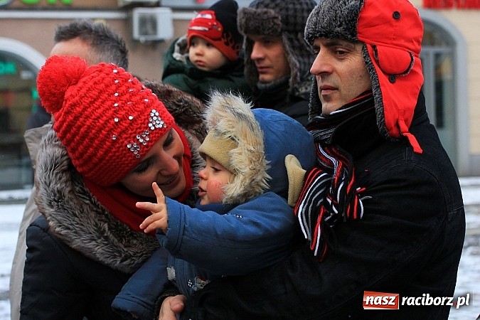 Zdjęcie w galerii na portalu naszraciborz.pl: Drengowie i strażacy na raciborskim rynku wiadomości z regionu