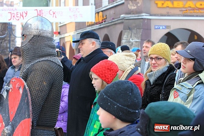 Zdjęcie w galerii na portalu naszraciborz.pl: Drengowie i strażacy na raciborskim rynku wiadomości z regionu