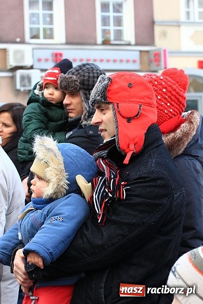 Zdjęcie w galerii na portalu naszraciborz.pl: Drengowie i strażacy na raciborskim rynku wiadomości z regionu