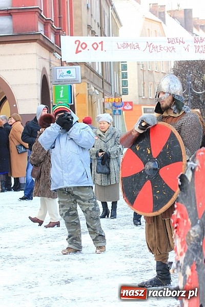 Zdjęcie w galerii na portalu naszraciborz.pl: Drengowie i strażacy na raciborskim rynku wiadomości z regionu