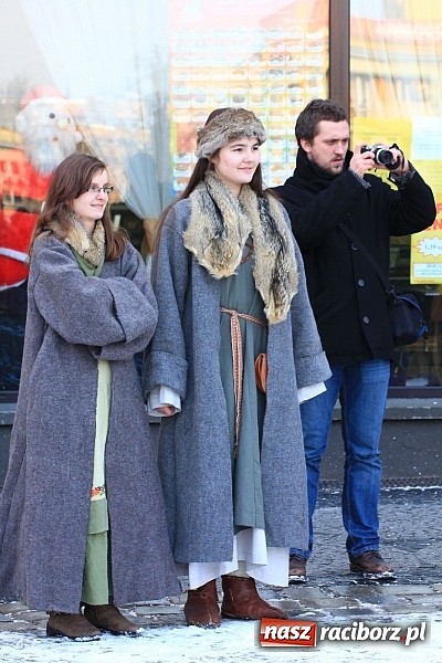 Zdjęcie w galerii na portalu naszraciborz.pl: Drengowie i strażacy na raciborskim rynku wiadomości z regionu