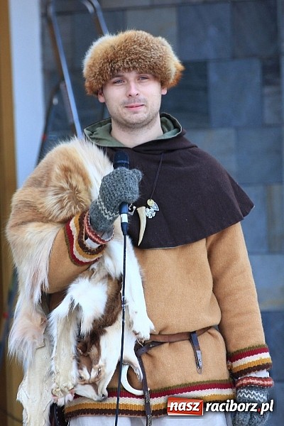 Zdjęcie w galerii na portalu naszraciborz.pl: Drengowie i strażacy na raciborskim rynku wiadomości z regionu