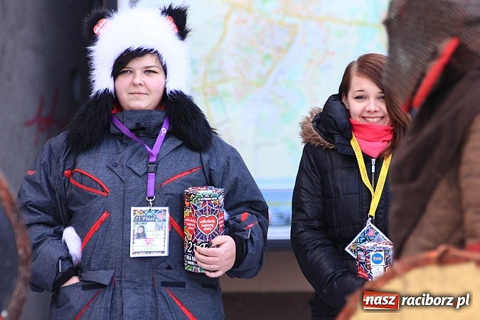 Zdjęcie w galerii na portalu naszraciborz.pl: Drengowie i strażacy na raciborskim rynku wiadomości z regionu