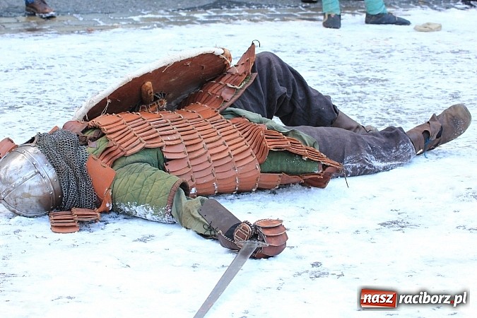 Zdjęcie w galerii na portalu naszraciborz.pl: Drengowie i strażacy na raciborskim rynku wiadomości z regionu