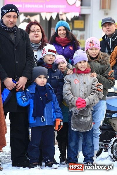 Zdjęcie w galerii na portalu naszraciborz.pl: Drengowie i strażacy na raciborskim rynku wiadomości z regionu