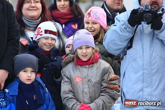 Zdjęcie w galerii na portalu naszraciborz.pl: Drengowie i strażacy na raciborskim rynku wiadomości z regionu