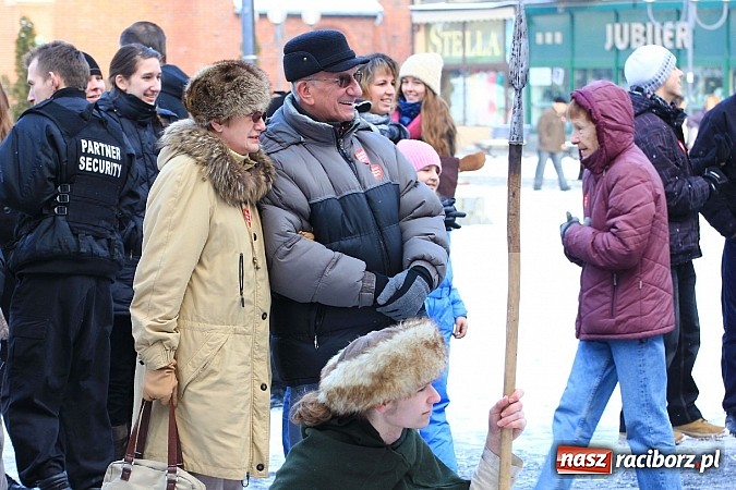 Zdjęcie w galerii na portalu naszraciborz.pl: Drengowie i strażacy na raciborskim rynku wiadomości z regionu
