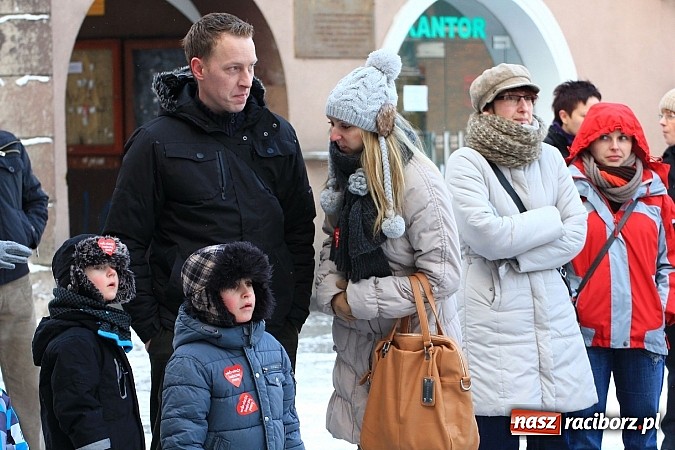 Zdjęcie w galerii na portalu naszraciborz.pl: Drengowie i strażacy na raciborskim rynku wiadomości z regionu