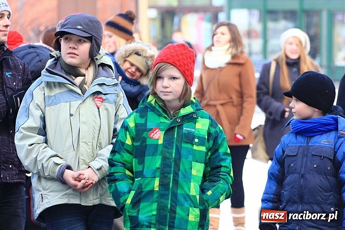 Zdjęcie w galerii na portalu naszraciborz.pl: Drengowie i strażacy na raciborskim rynku wiadomości z regionu